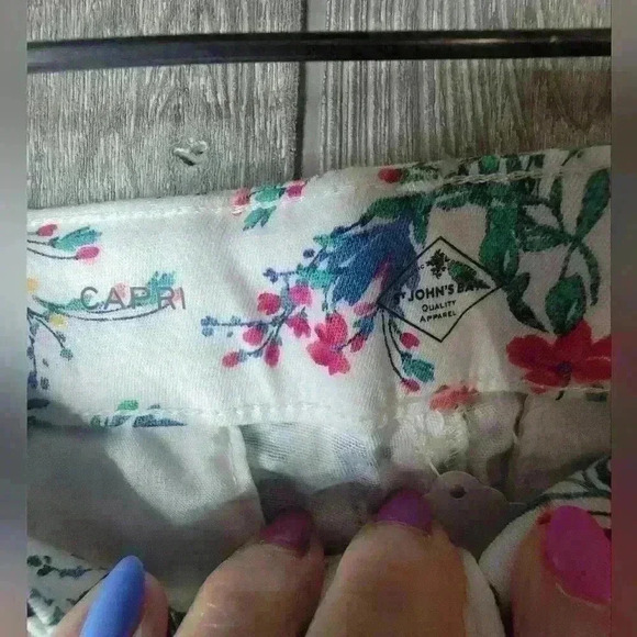 NWT St. Johns Bay white with floral pattern capri's. Size 10 mid rise. - Picture 3 of 5